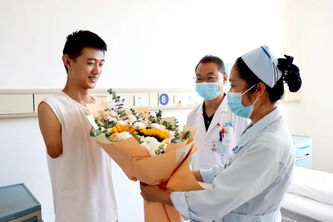 【保山安利醫(yī)院】雖然失去了雙臂，但他用堅強、樂觀的態(tài)度讓生活充滿陽光！