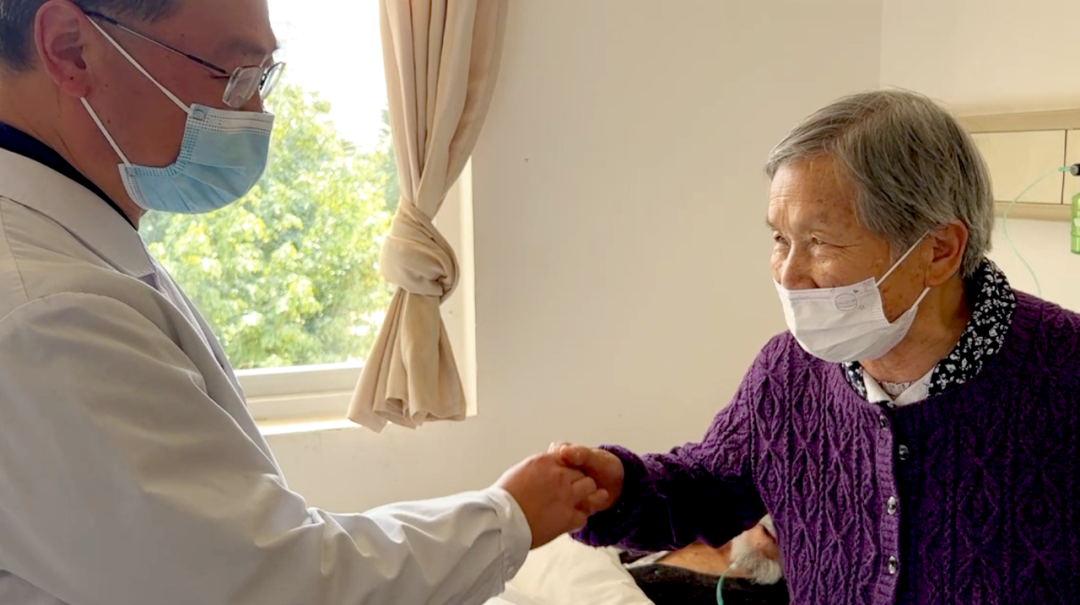 【保山安利醫(yī)院】百歲老人15年后再次到院做手術(shù)，老伴深表謝意“感謝你們給了他第二次生命”！