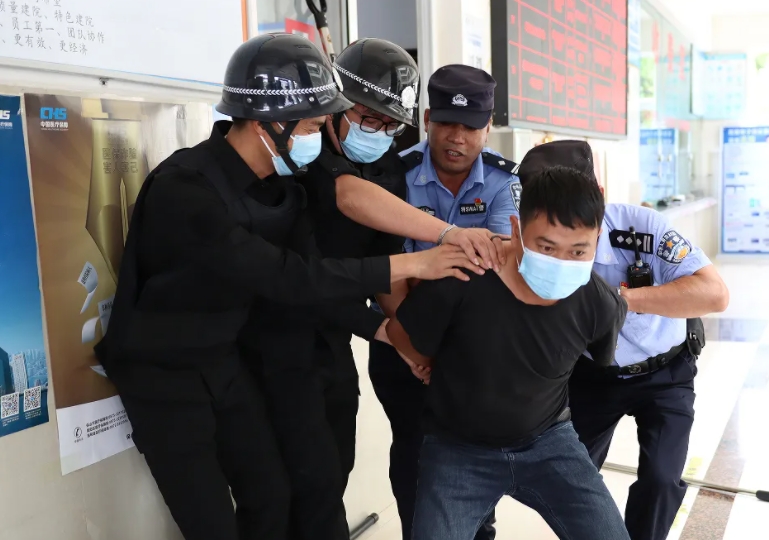 警醫(yī)聯(lián)動(dòng)丨反恐防暴應(yīng)急演練，筑牢醫(yī)院安全防線